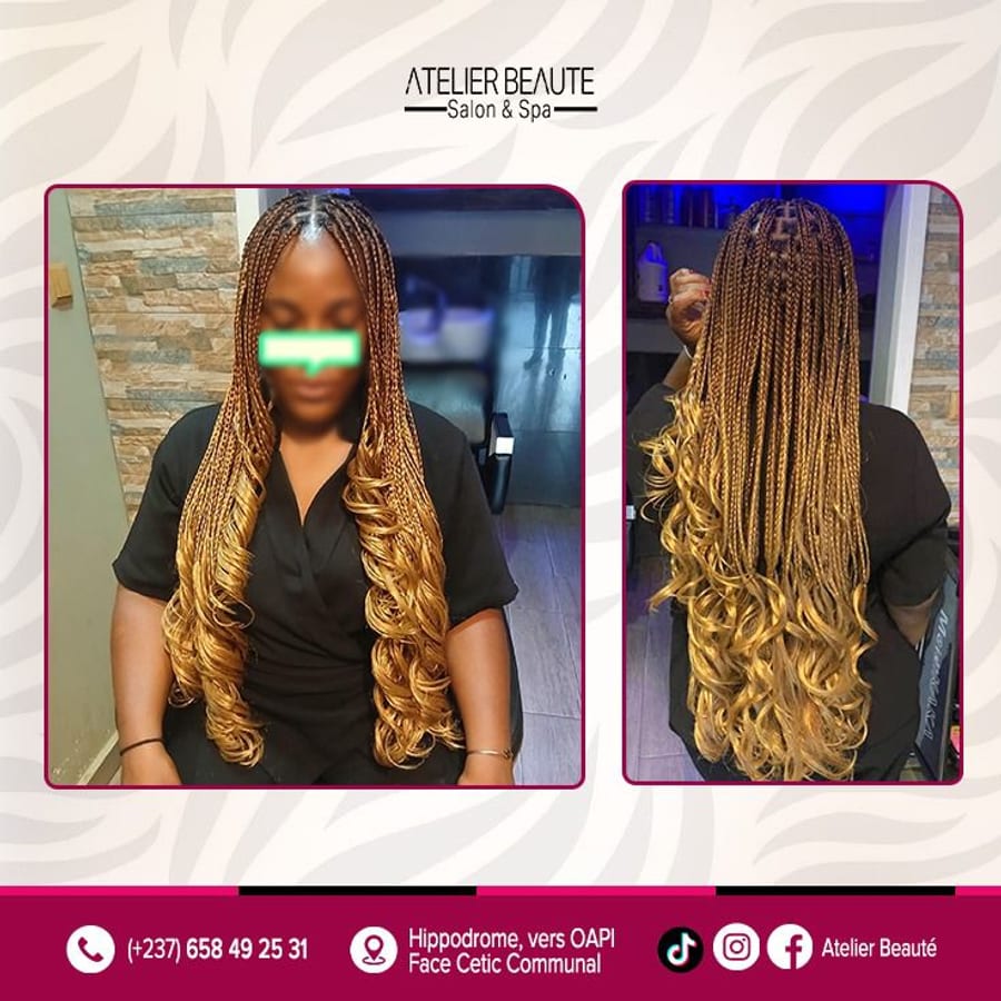 Cliente au salon de coiffure avec de longues tresses blondes bouclées