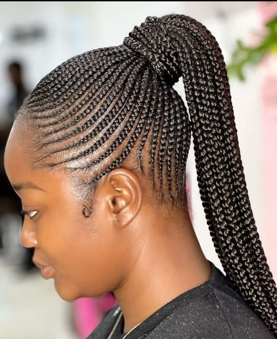 Cliente avec des tresses fines attachées en queue de cheval